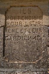 Flaux. Inscription peu courante dédiée à la Vierge