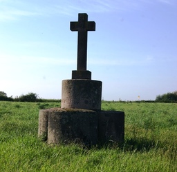 Croix installée sur un rouleau de granit