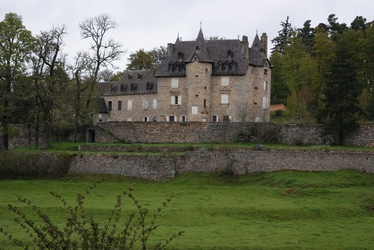 En quittant Fournels, le château de Brion